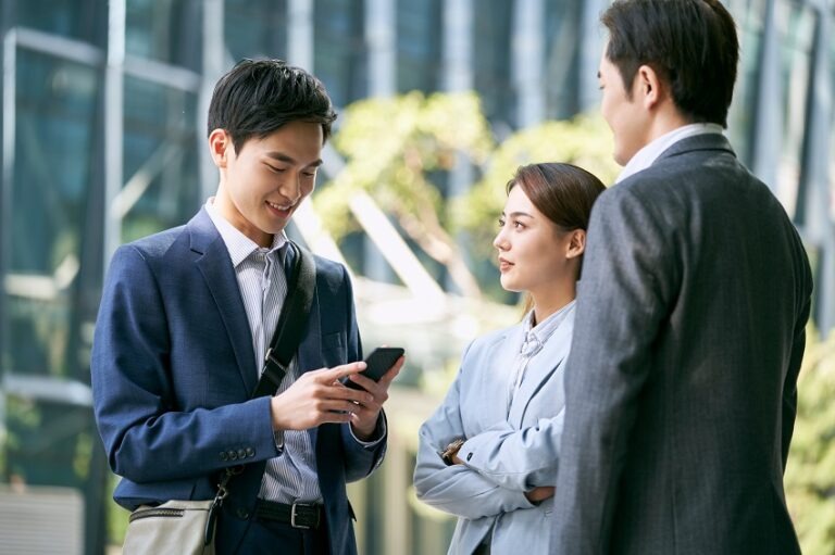 Boosting productivity with a smart workspace platform Boosting productivity with a smart workspace platform