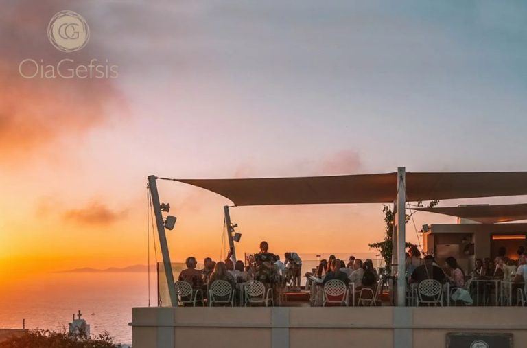 Sunset Sips: A Guide to Oia’s Nightlife and Cliffside Bars