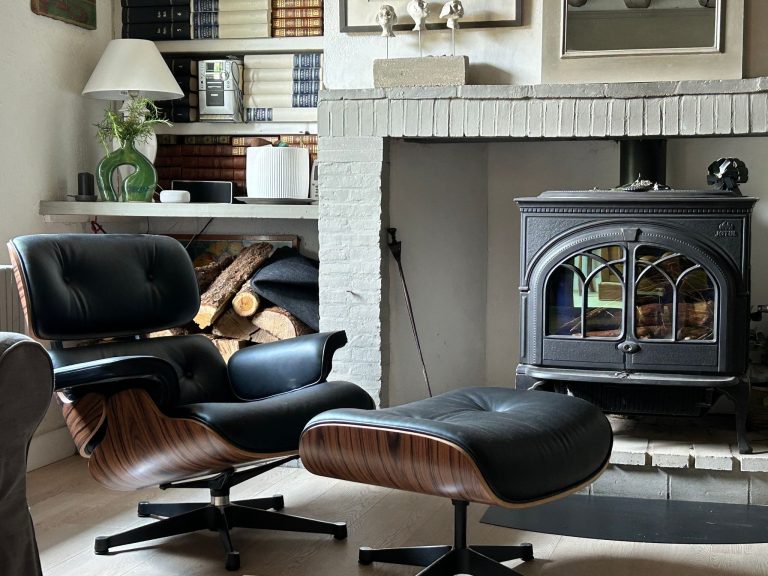 Checklist Guide to Buying a Wishbone-Style Chair Replica Checklist Guide to Buying a Wishbone-Style Chair Replica